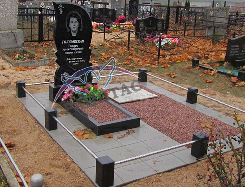 Пример 11 c оградой гранитной и нержавейкой - фото