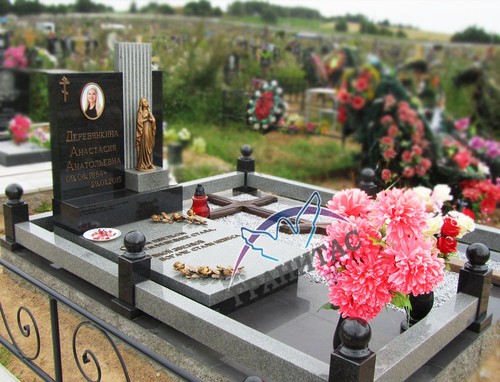 Пример  13 оградой гранитной на подставках - фото