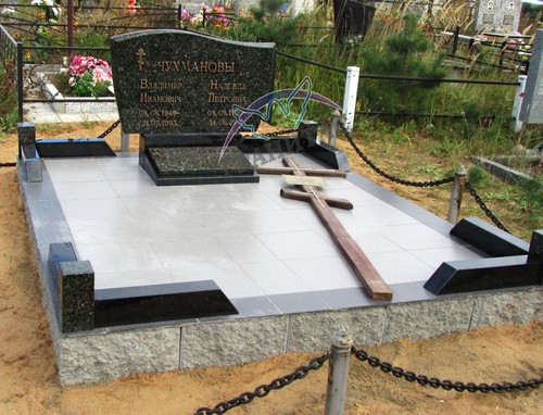 Пример 28 с гранитной оградой - фото