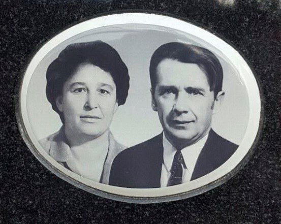 Оформление памятника медальонами с фото