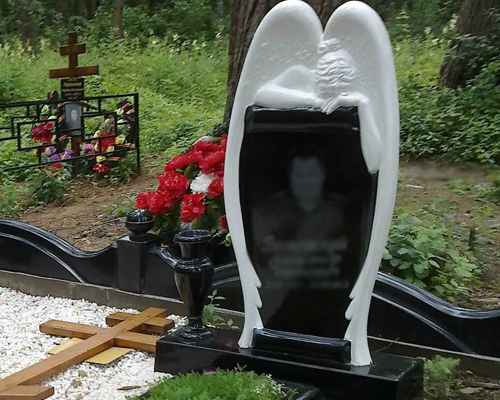 Средней сложности мемориальный комплекс
